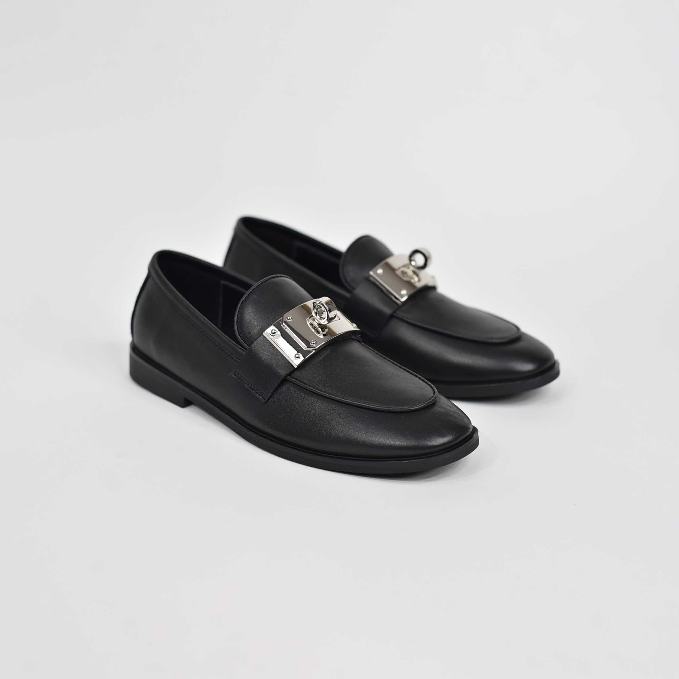 Loafer prej lëkure të zezë për femra J071