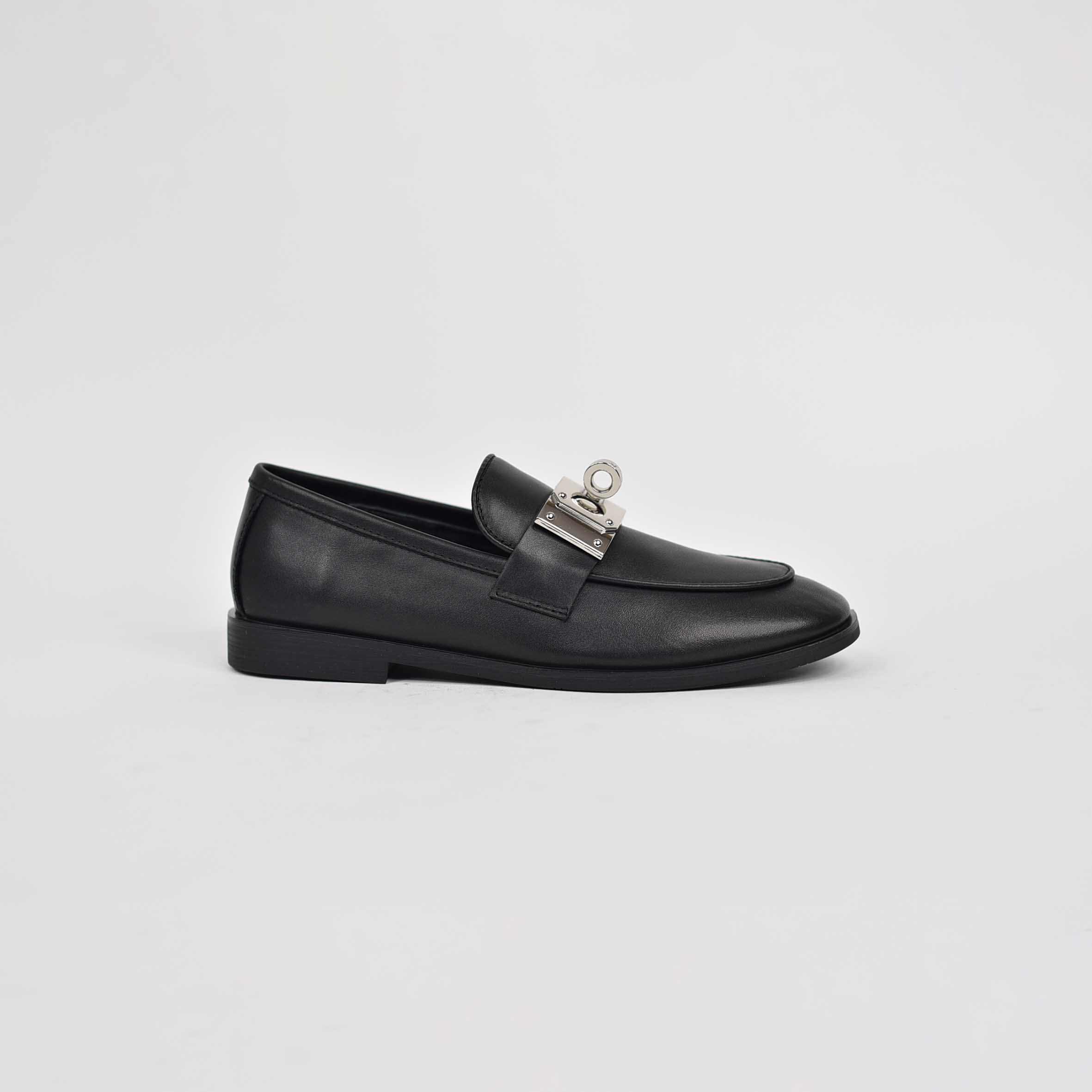 Loafer prej lëkure të zezë për femra J071